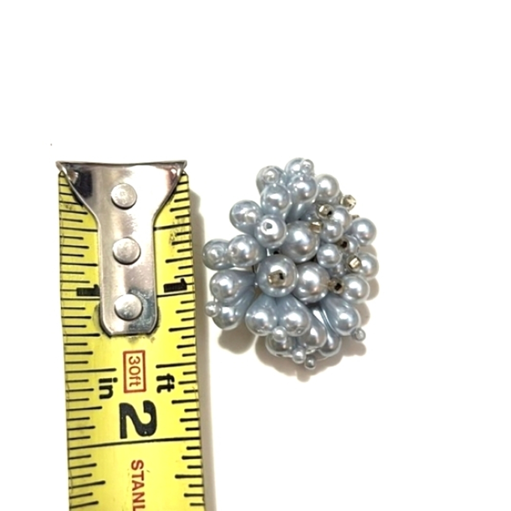 VINTAGE FAUX GRAY CLUSTERED PEARL SILVER-TONE CLIP-ON 1.4" EARRINGS - Picture 4 of 8